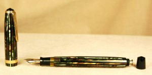 With its striking greens and golden browns, this beautiful Parker Duofold fountain pen from 1941 would make an ideal pen for writing your Christmas cards. Not only does it look good, it is fully restored and has a very smooth fine-medium nib.